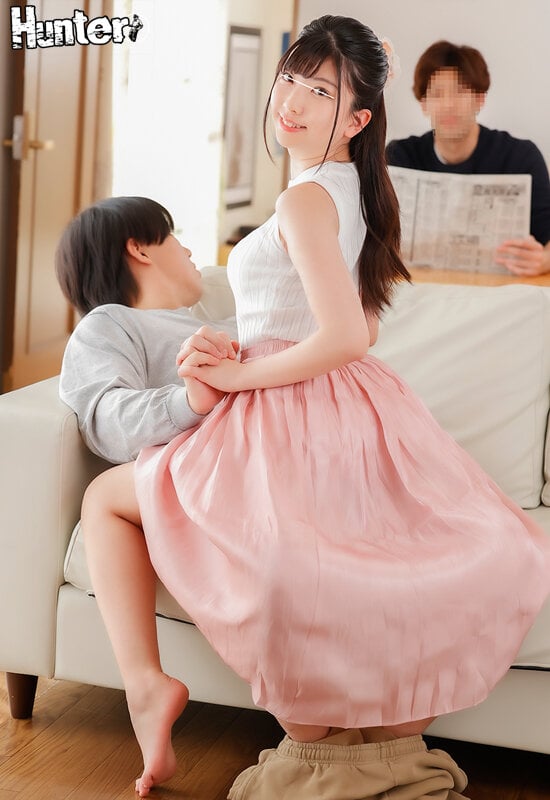 『あっダメ！激しく突いたらバレちゃう…』義妹がロングスカートの中でこっそり即ハメ要求！親の目の前でバレずにドキドキのこっそり連続イキ！3 1