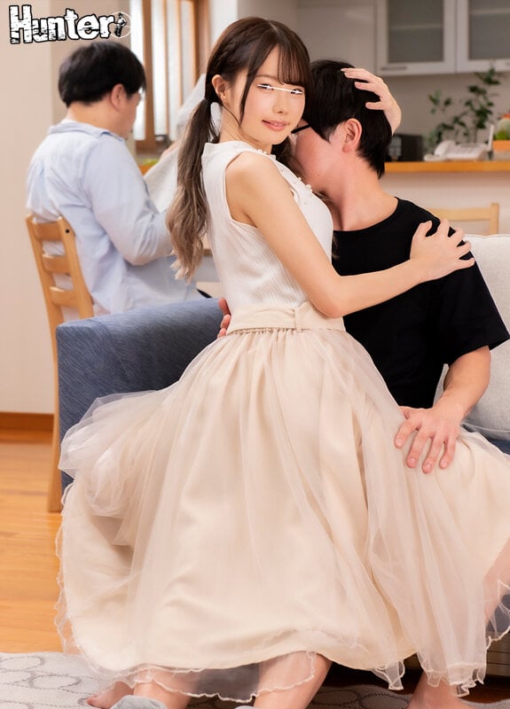 『あっダメ！激しく突いたらバレちゃう…』義妹がロングスカートの中でこっそり即ハメ要求！親の目の前でバレずにドキドキのこっそり連続イキ！3 5
