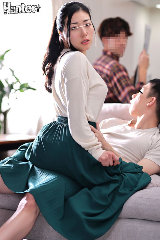 義母がロングスカートの中でこっそり即ハメ要求!父親の前でバレない様に下半身だけ大胆不倫!ロングスカート内でこっそりイキまくり中に出しまくり 4