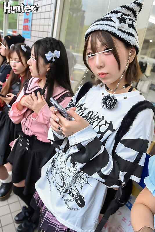 地雷系たちんぼ女子!交渉次第でNNOK!援交・割り切りする地雷系女子たちは最近公園で取り締まりが厳しくなったからとコンビニ前で立ちんぼ開始!貧困・推し活・暇つぶしと理由はそれぞれだけどお出かけついでに安心安全に活動中!? 4