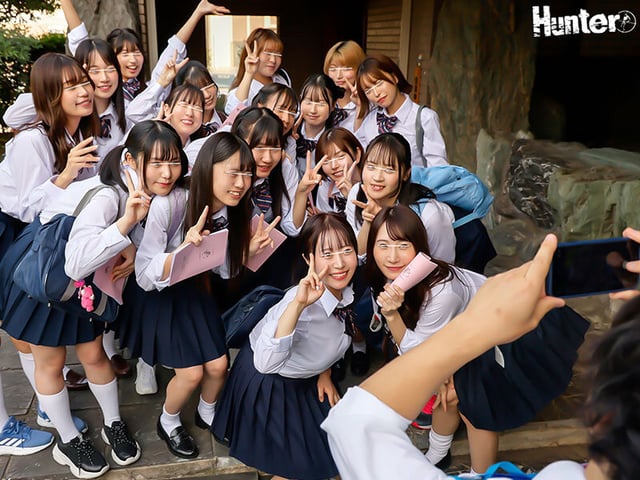 修学旅行で21人の可愛いクラスメイト女子全員と密着度400％中出しハーレム大乱交！ 2