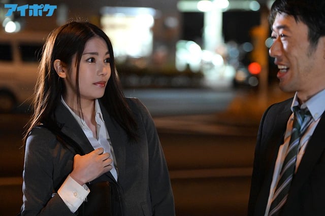 僕の恋人が家で待ってるのに、 終電を逃がし美人すぎる女子社員の家に泊まる流れに…ノーパンノーブラ 部屋着に興奮した絶倫のボクは一晩中ヤりまくった。。。 「終電ないなら、ウチで飲みませんか？」 楓カレン 2