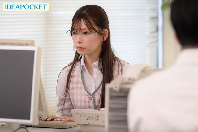 デリヘル呼んだらいつも領収書を突っ返してくる経理部のド真面目OLに遭遇!? 「こんなの経費で落とせませんけど?」 生本番させてくれて自宅でも会社でも激アツのセフレ関係に!! 明里つむぎ 1