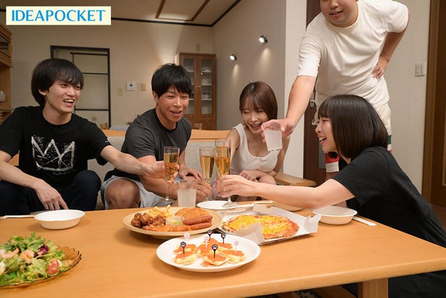 シェアハウスで同居人の女の子はド下品な格好でアナルおっぴろげて僕を誘ってきた。 極見えアナル丸見え!! 桃乃木かな 1