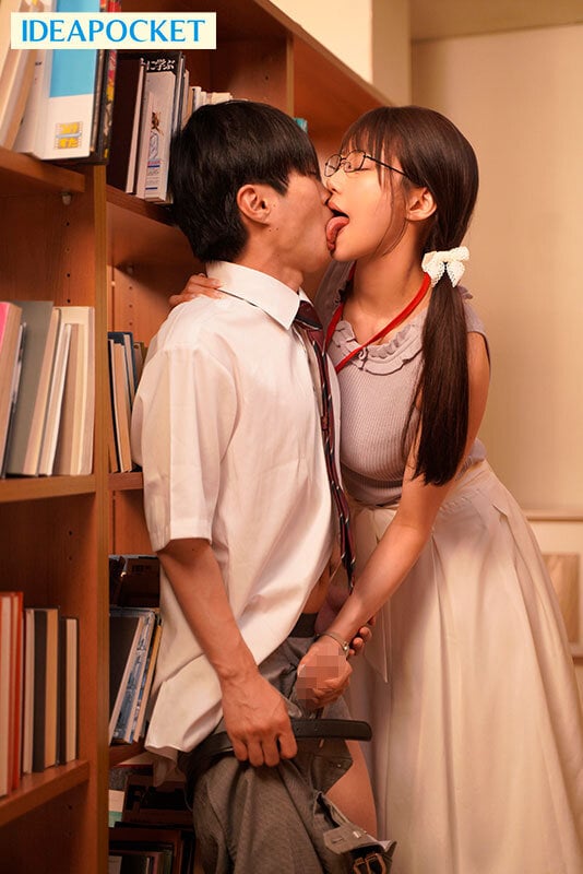 毎朝電車の端の席で読書をしている清楚美人お姉さんがM男を痴女って弄ぶ特殊性癖の持ち主だったなんて… 愛才りあ 4