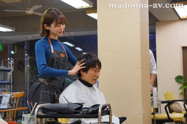 「アナタだけの特別サービスですよ…?」 人妻美容師の誘惑 夫婦経営のヘアサロンで担当・すみれさんに中出しをせがまれ痴女られた僕。 黒川すみれ 1