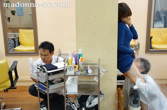 「アナタだけの特別サービスですよ…?」 人妻美容師の誘惑 夫婦経営のヘアサロンで担当・すみれさんに中出しをせがまれ痴女られた僕。 黒川すみれ 7