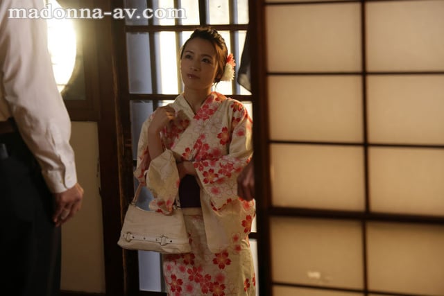 汗ほとばしる人妻の圧倒的な腰振りで、僕は一度も腰を動かさずに中出ししてしまった。 向井藍 4