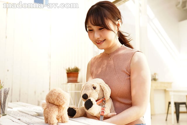 ペットの散歩中、絶対に1 回はナンパされる自然体で色気を振りまく人妻 新人 稲富詩音 35歳 AVデビュー 2