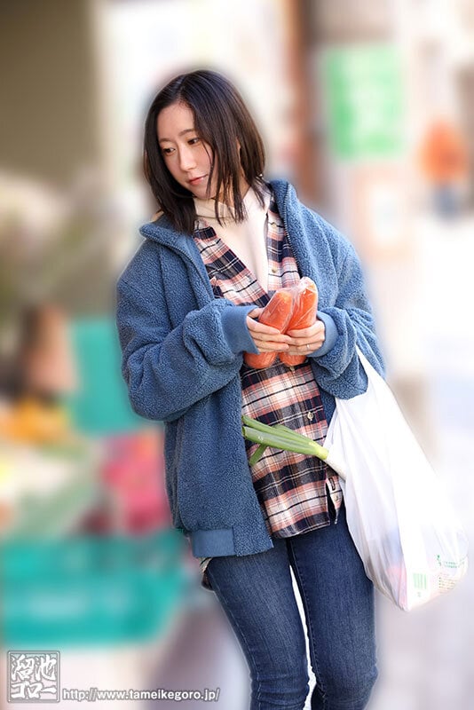 ド堅い家に生まれ、ド真面目に結婚、ド真面目に内職…控えめで上品な性格と裏腹に 絶頂113回 チク攣237回 恥じらいAcup 乳首でイって顔射懇願するド変態なスレンダー新妻 槇原とわ 3