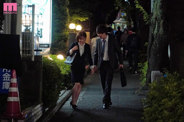 歓迎会で終電を逃した僕に「先輩うちに泊まっていきます？」と肉食系の新卒女子が小悪魔な甘い囁き。誘惑に負けて何度もSEXした 深田えいみ 2