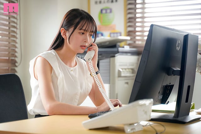 いつも強気な年下の女上司は激ピスされたがりのドMマ●コでした。 お酒に弱い女上司を介抱してベッドに寝かせたあと、無防備な腋チラとパンチラに欲情して襲ってしまうと、俺の絶倫チ○ポを「もっと…」と欲しがり、何度も何度もイキまくっていた― 幸村泉希 1