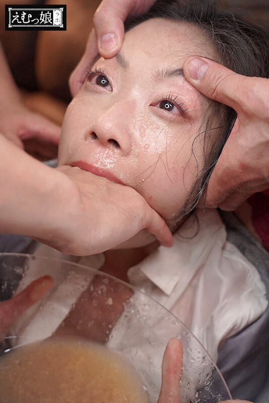 「飲む→吐く→溜める」最狂イラマ極リサイクル。ゲロ飲み排水溝女。 二葉エマ 2