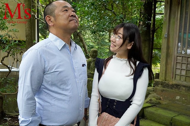 教え子のたわわに実った白桃は蜜の味 湯上りの火照ったおっぱいを舐めて吸って揉みまくるお忍び中出し温泉旅行 小梅えな 1
