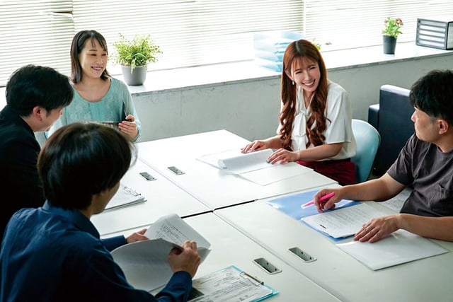 人妻PTA会長 保護者の男女が集う会合で巻き起こる…。子供には絶対内緒の淫らな背徳デカチン不倫 波多野結衣 2