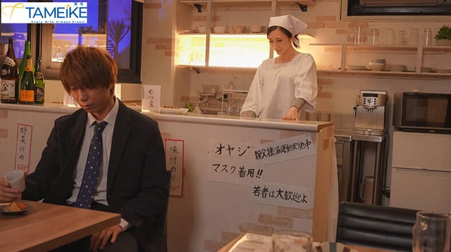 夜がふけると、欲求不満な巨乳痴女女将がこっそり若者チ●ポを抜きまくる中出し深夜食堂 JULIA 14