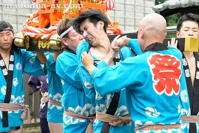 喧嘩祭りNTR 熟れた美尻に食い込む褌 熱狂冷めやらぬ祭りの最中、屈強な男衆に堕とされた妻―。 北条麻妃 2
