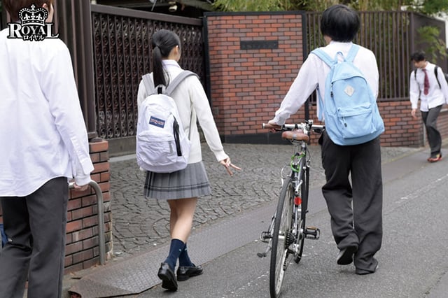 隣に引っ越してきた学園のアイドルに勃起を見られてしまうが、恥ずかしがりながらも、ドスケベに豹変。 香乃萌音 1