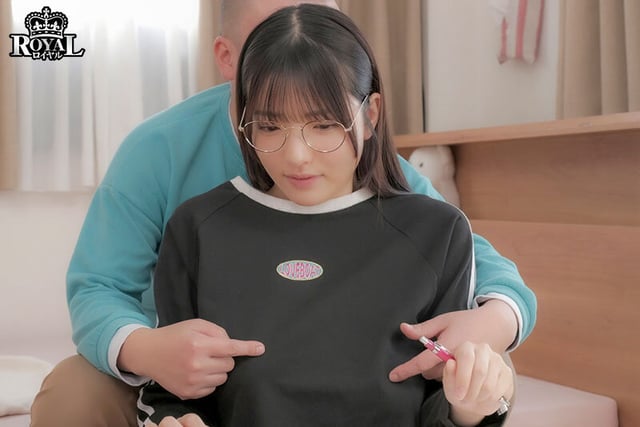 清楚で超内気な義妹を連日チクハラしてたら超敏感早漏体質になってイキまくり！下品な顔してイキまくる変態女子に豹変。 彩月七緒 2