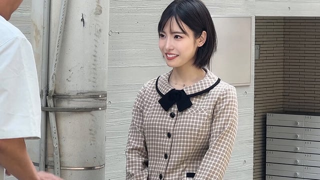 街で働くかわいい女の子をガチナンパ＆その場でガチ本番交渉！真面目そうに見える制服系お姉さん！なんか普通に仕事してます感出てますがエロオーラ全開のムンムンビームの方が溢れ出てますよ！ 1