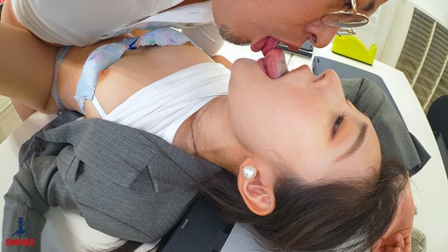 【お漏らしセクハラ】残業中のオフィスで二人きり、 媚薬利尿剤で早漏敏感化した若手ま○こを刺激して何度も失禁イキさせられるデカ尻部下OL 皆月ひかる 4