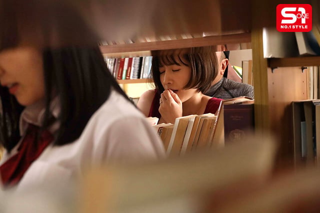 「私…おばさんなのに…」娘のすぐ傍で痴●され抵抗しても感じ始め、遂にはイカされちゃう！！欲求不満お母さん 奥田咲 9