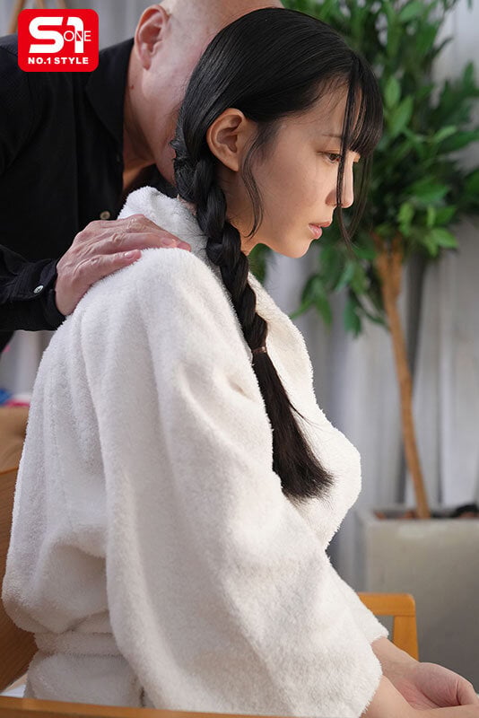 グラビアアイドルの際どい水着は撮影スタッフのレ●プ欲を掻き立てる 紫堂るい 2