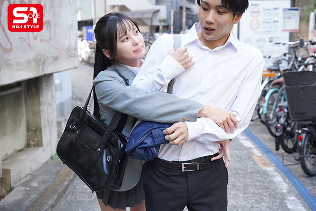 僕の家の中に潜む僕にベタ惚れ絶倫同級生、隙あらばこっそり現れ無理やり何度もハメてくる。 渚あいり 1