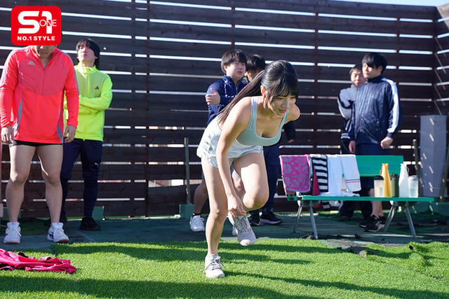 怪我で夢破れた陸上女子エースが選んだ男子選手への貢献… 顔面シャワー性処理係 「私、走っていた頃より…精子を浴びてる今の方が幸せです!」 榊原萌 2