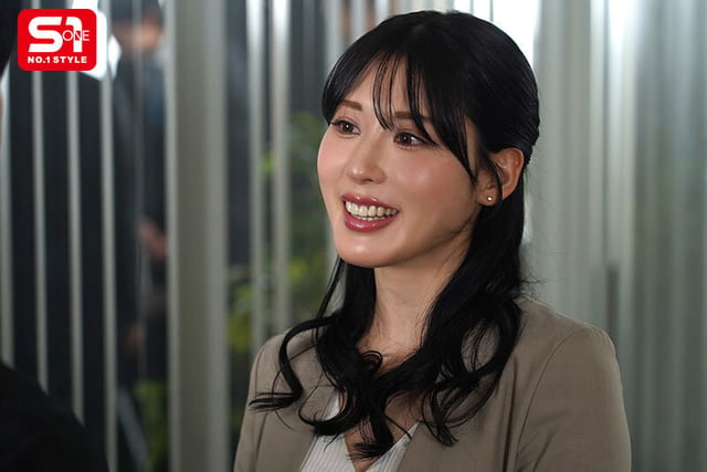 大停電の夜に…美人上司と二人きり 憧れの巨乳と色気と暗闇に理性を失い夜が明けるまで一晩中射精しまくった 金松季歩 1