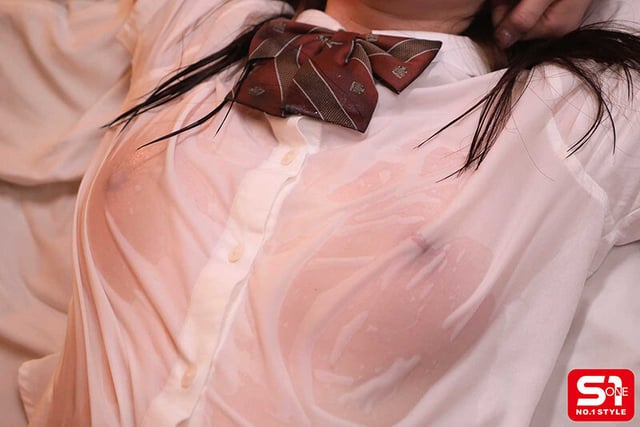 濡れ透けピンク乳首がいつも見えちゃうズブ濡れドジっ娘がエッロ!! 白上咲花 12