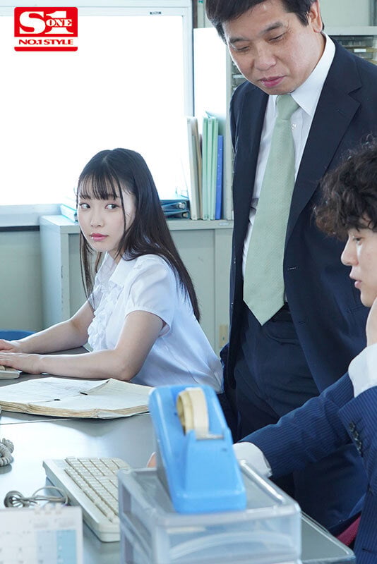 出張先で軽蔑している中年セクハラ上司とまさかの相部屋に…朝まで続く絶倫性交に不覚にも感じてしまったむっちり早熟ボディ新人社員 結月りあ 1