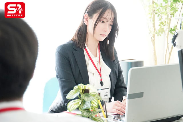 隠れ爆乳OLが今月のノルマ未達成のため本日より1週間全裸出社 私のカラダで皆様を全力ご奉仕・フォローさせていただきます。 鷲尾めい 1