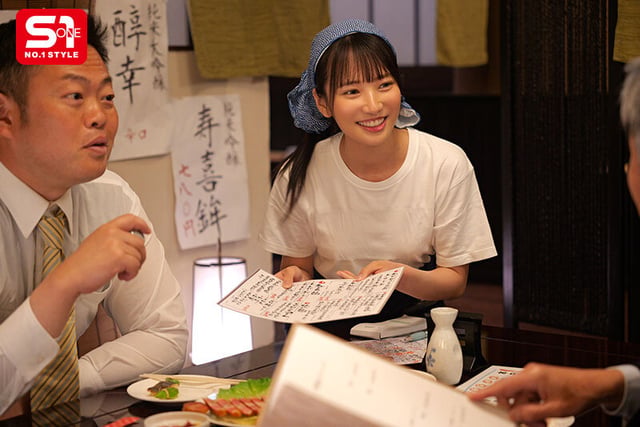 終電逃してセクハラ店長とまさかの相部屋…朝まで続くキモい性交に不覚にも感じてしまった汚れを知らないバイトちゃん 榊原萌 2