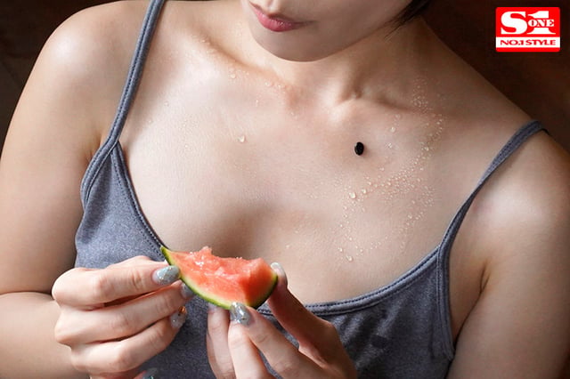 ど田舎の夏はヤルことがなくて隣の美人奥さんの誘惑に乗っかり毎日じっとり汗だく交尾 小島みなみ 1