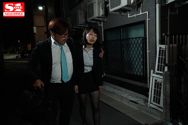 出張先で軽蔑している中年セクハラ上司とまさかの相部屋に…朝まで続く絶倫性交に不覚にも感じてしまったHカップ新入社員 安位カヲル 1