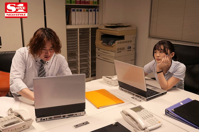「えっ、終電逃したの!?ウチ泊まっていく?」普段はツンツンしている女上司の誘いに乗ったらすっぴんと無防備な部屋着に僕は理性が吹っ飛び… 香澄りこ 1