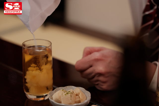 出張先で軽蔑している中年セクハラ上司とまさかの相部屋に…朝まで続く絶倫性交に不覚にも絶頂を繰り返すGカップ童顔新入社員 安達夕莉 2