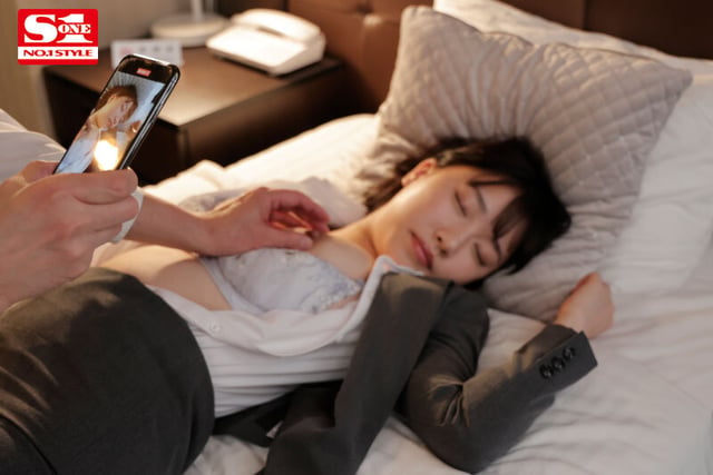 出張先で軽蔑している中年セクハラ上司とまさかの相部屋に…朝まで続く絶倫性交に不覚にも絶頂を繰り返すGカップ童顔新入社員 安達夕莉 3
