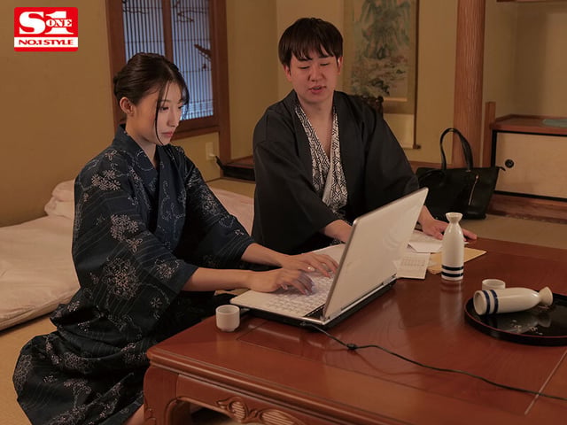 憧れの美脚上司と出張先でまさかの旅館相部屋…酔ってはだけた浴衣から覗く純白肌に下心爆発した僕は。 星宮一花 2