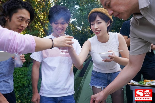 ネトラレテント ～旦那が肉を焼いている14分間にテントの中で寝取られ続ける巨乳妻～ 奥田咲 1
