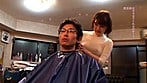 乳首が見え隠れしているセクシーな美容師はヤラせてくれるのか？（3） 2