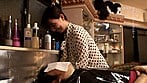 乳首が見え隠れしているセクシーな美容師はヤラせてくれるのか？（3） 16