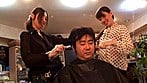 乳首が見え隠れしているセクシーな美容師はヤラせてくれるのか？（3） 18
