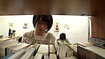図書館で働く真面目な女性･･･と思ったら、エプロンの隙間から見える超ミニスカートからのパンチラが僕をソソる誘惑！！僕の視線に気付いたのか、やたらとパンチラを見せつけてくるのでもう辛抱たまりません！！ 1