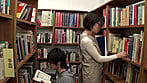 図書館で働く真面目な女性･･･と思ったら、エプロンの隙間から見える超ミニスカートからのパンチラが僕をソソる誘惑！！僕の視線に気付いたのか、やたらとパンチラを見せつけてくるのでもう辛抱たまりません！！ 4