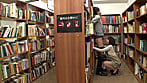 図書館で働く真面目な女性･･･と思ったら、エプロンの隙間から見える超ミニスカートからのパンチラが僕をソソる誘惑！！僕の視線に気付いたのか、やたらとパンチラを見せつけてくるのでもう辛抱たまりません！！ 8