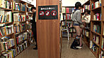 図書館で働く真面目な女性･･･と思ったら、エプロンの隙間から見える超ミニスカートからのパンチラが僕をソソる誘惑！！僕の視線に気付いたのか、やたらとパンチラを見せつけてくるのでもう辛抱たまりません！！ 17