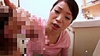 オシッコ手伝ってくれるママ 2