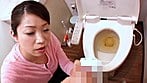 オシッコ手伝ってくれるママ 3